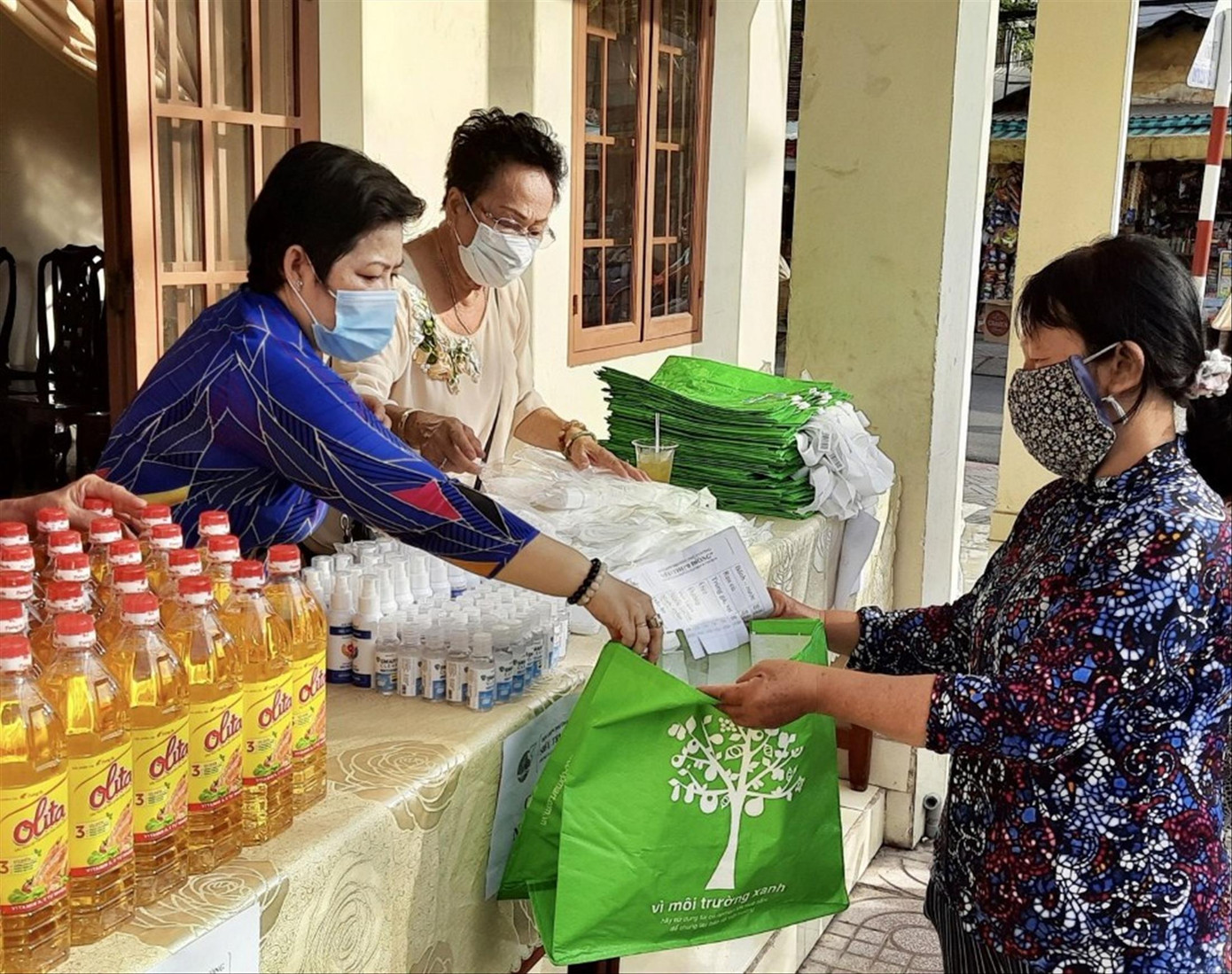 Xa để gần ảnh 1