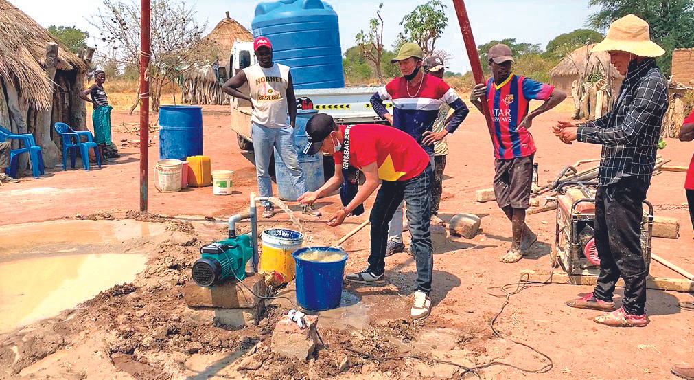 Chàng thợ xây và điều kỳ diệu ở châu Phi ảnh 1