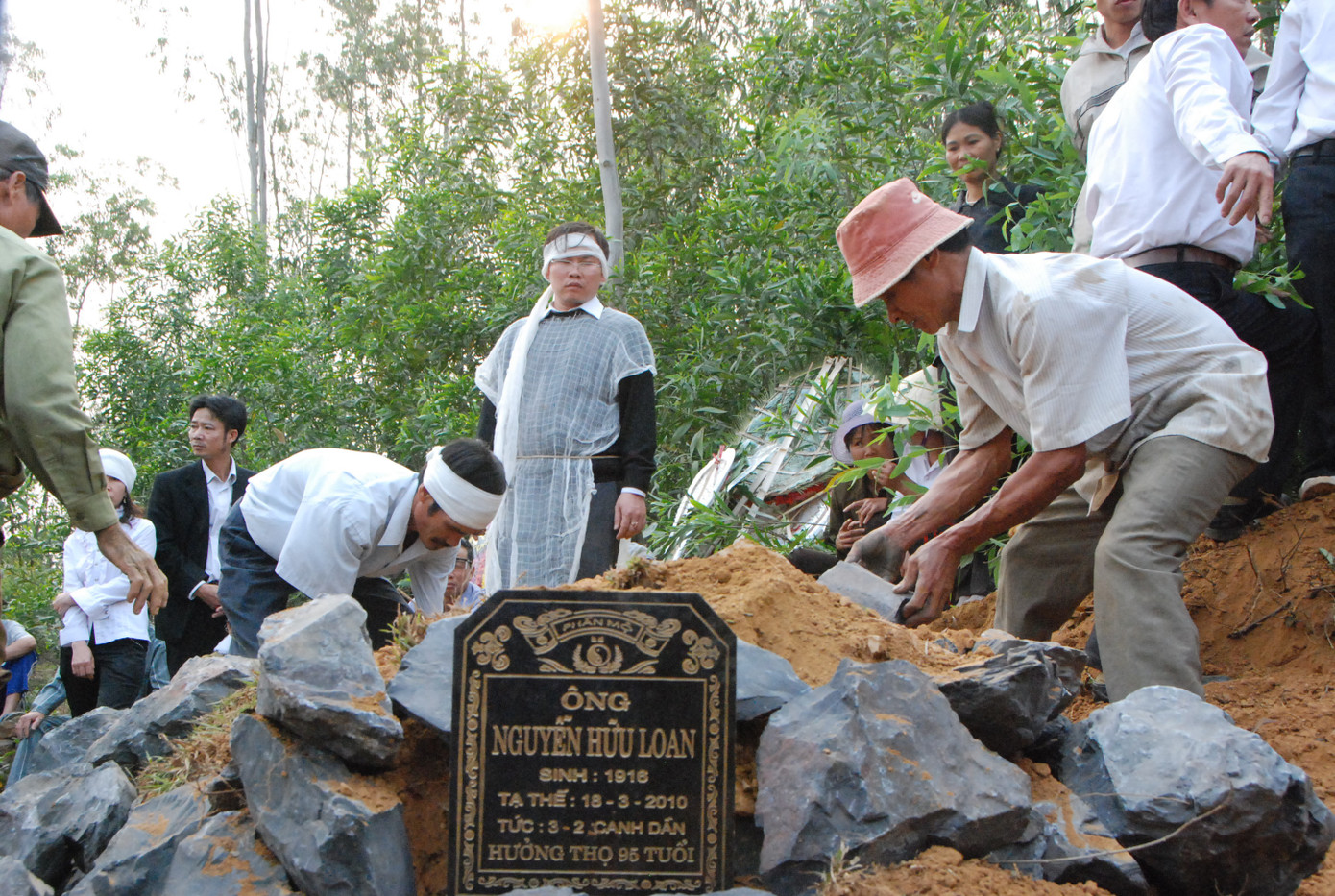 Kỳ cuối: Đám tang không đi đến huyệt ảnh 1