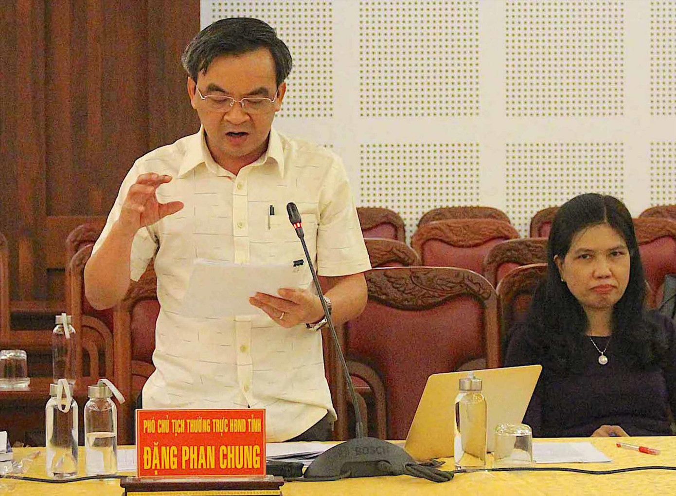 Trao đổi với phóng viên Tiền Phong, ông Đặng Phan Chung nói “không có chuyện can thiệp” vào xét xử vụ việc trên, bởi văn bản (số 537) chỉ yêu cầu TAND tỉnh Gia Lai báo cáo, thực hiện quyền “đại biểu của dân”. Ông này cũng cho rằng, cố gắng kiểm soát việc xét xử đúng, theo quy định của pháp luật. Trong khi đó ông Ngô Thanh Quảng khẳng định, việc ông Đặng Phan Chung gửi văn bản (số 537) là can thiệp rõ ràng; động cơ việc yêu cầu báo cáo đó không trong sáng. Theo ông Quảng, HĐND tỉnh Gia Lai có thẩm quyền giám sát hoạt động của TAND, nhưng phải thực hiện theo chương trình giám sát hằng năm, hoạt động giám sát được thực hiện đối với các báo cáo công tác của tòa án, hoặc giám sát theo chuyên đề. Lãnh đạo HĐND Gia Lai bị tố “can thiệp” án trăm tỷ: Vì sao án sơ thẩm bị hủy? ảnh 1