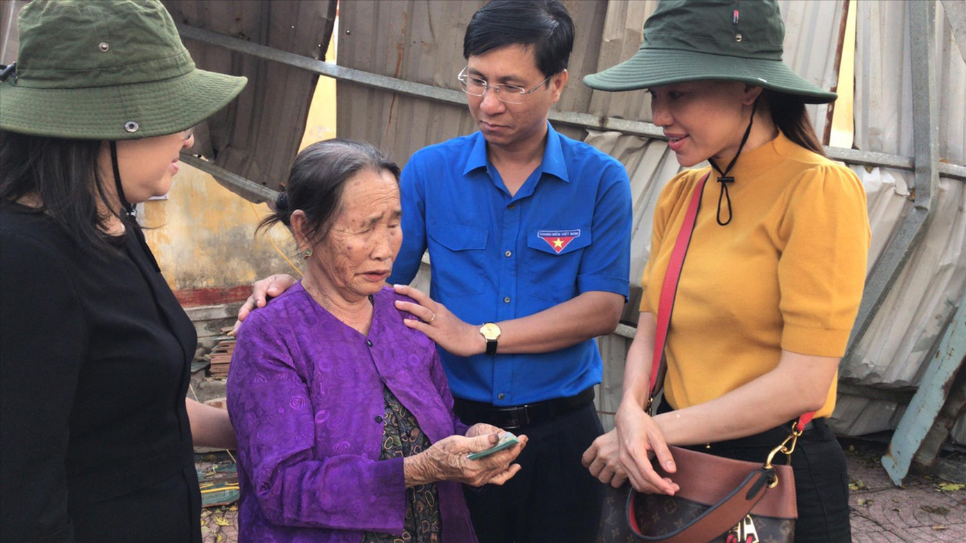 Sau hình ảnh cứu trợ đẹp là nỗi niềm ảnh 1