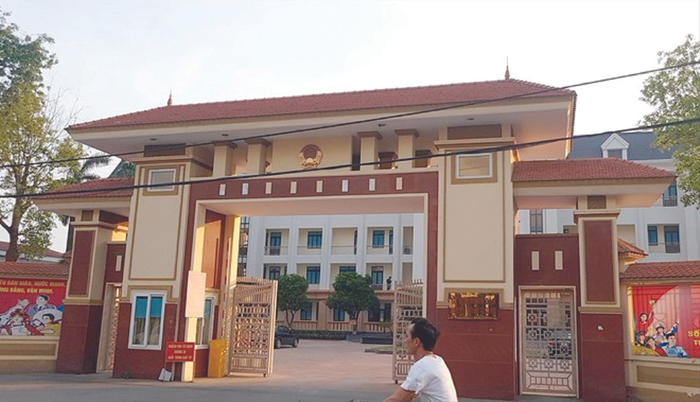 Trụ sở UBND huyện Vĩnh Tường - nơi bị can Kim Anh bị bắt quả tang đang nhận tiền Thanh tra Bộ Xây dựng vòi tiền ở Vĩnh Phúc: Chiêu thức tinh quái ảnh 1