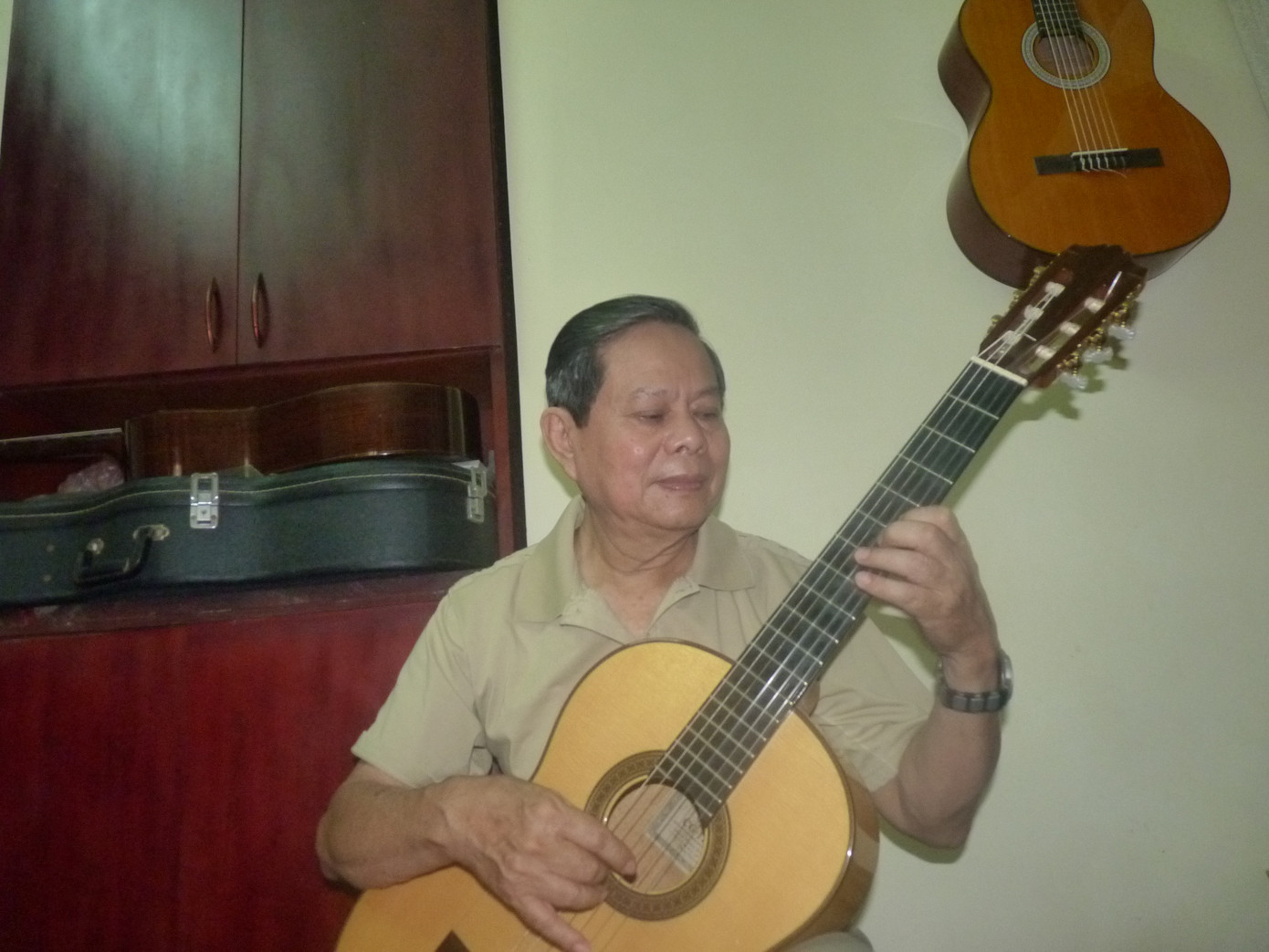 Đắm say cây đàn guitar cổ điển ảnh 2