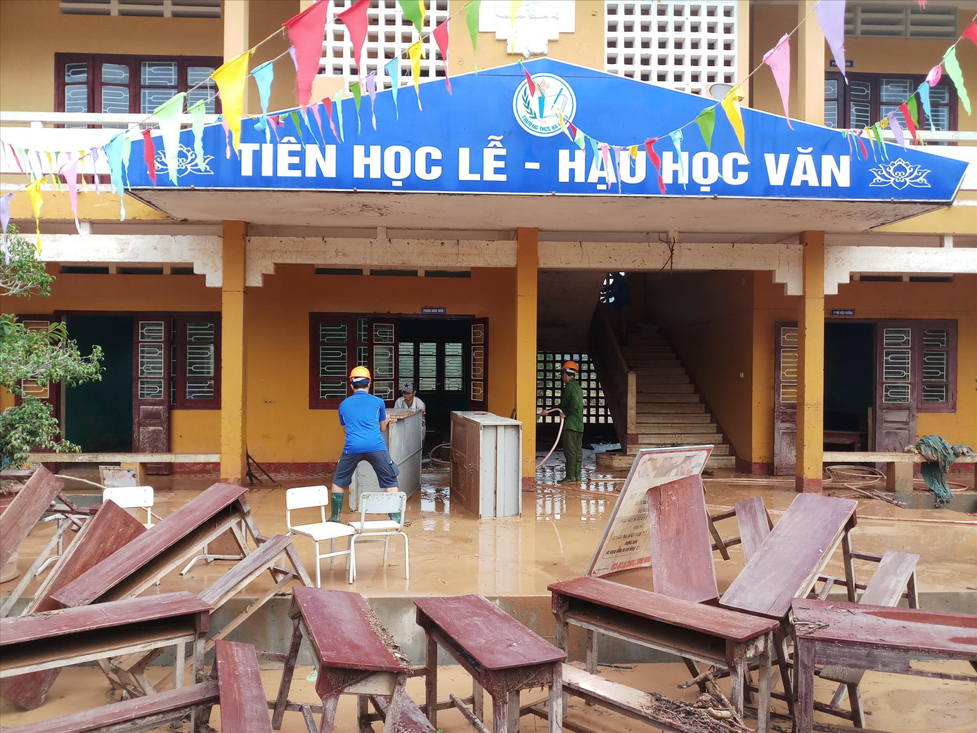 Lễ 20/11 khác lạ ở vùng sạt lở Trà leng ảnh 2