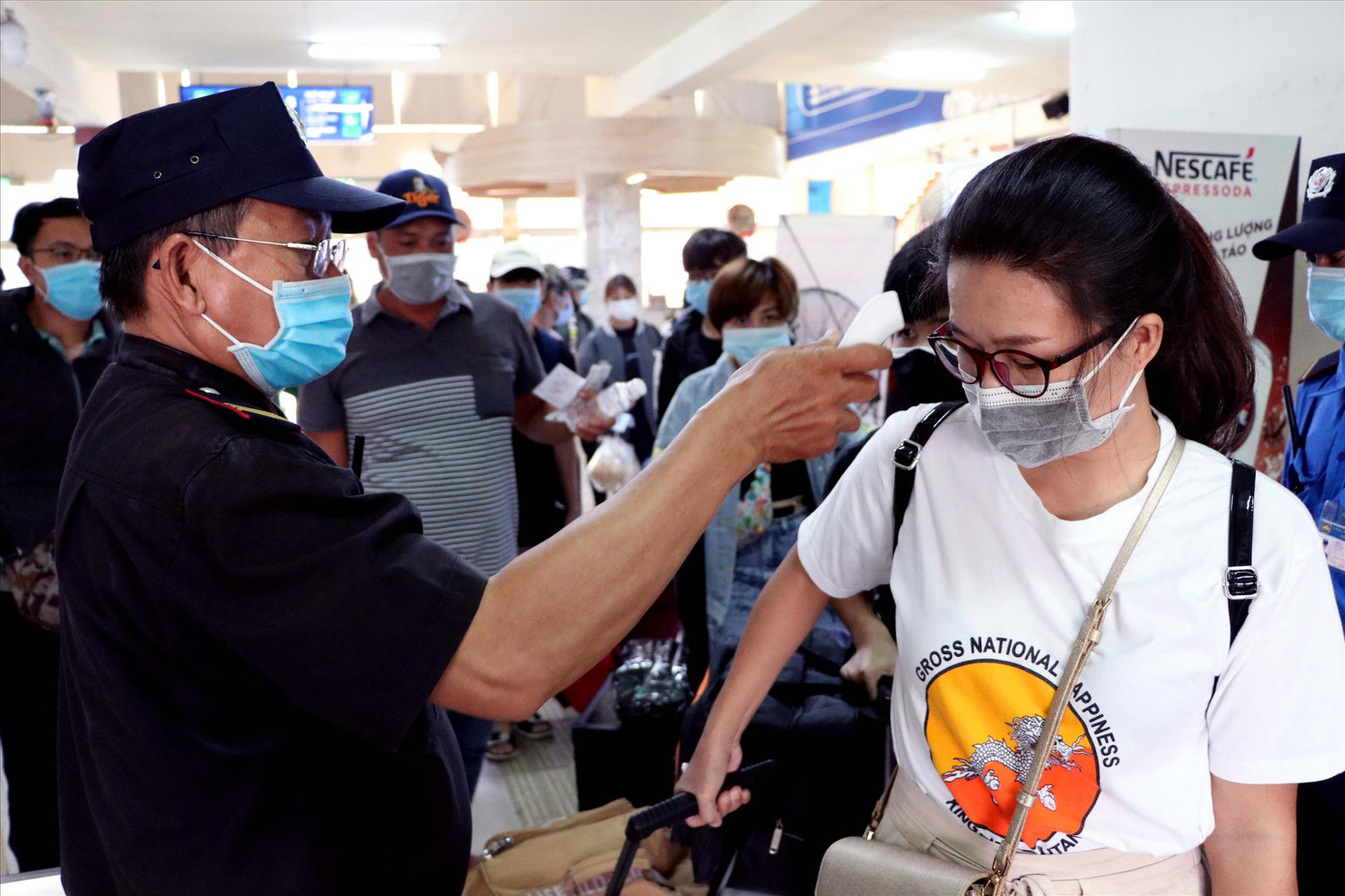 Cận tết, đi lại ở bến xe, ga tàu ra sao? ảnh 1