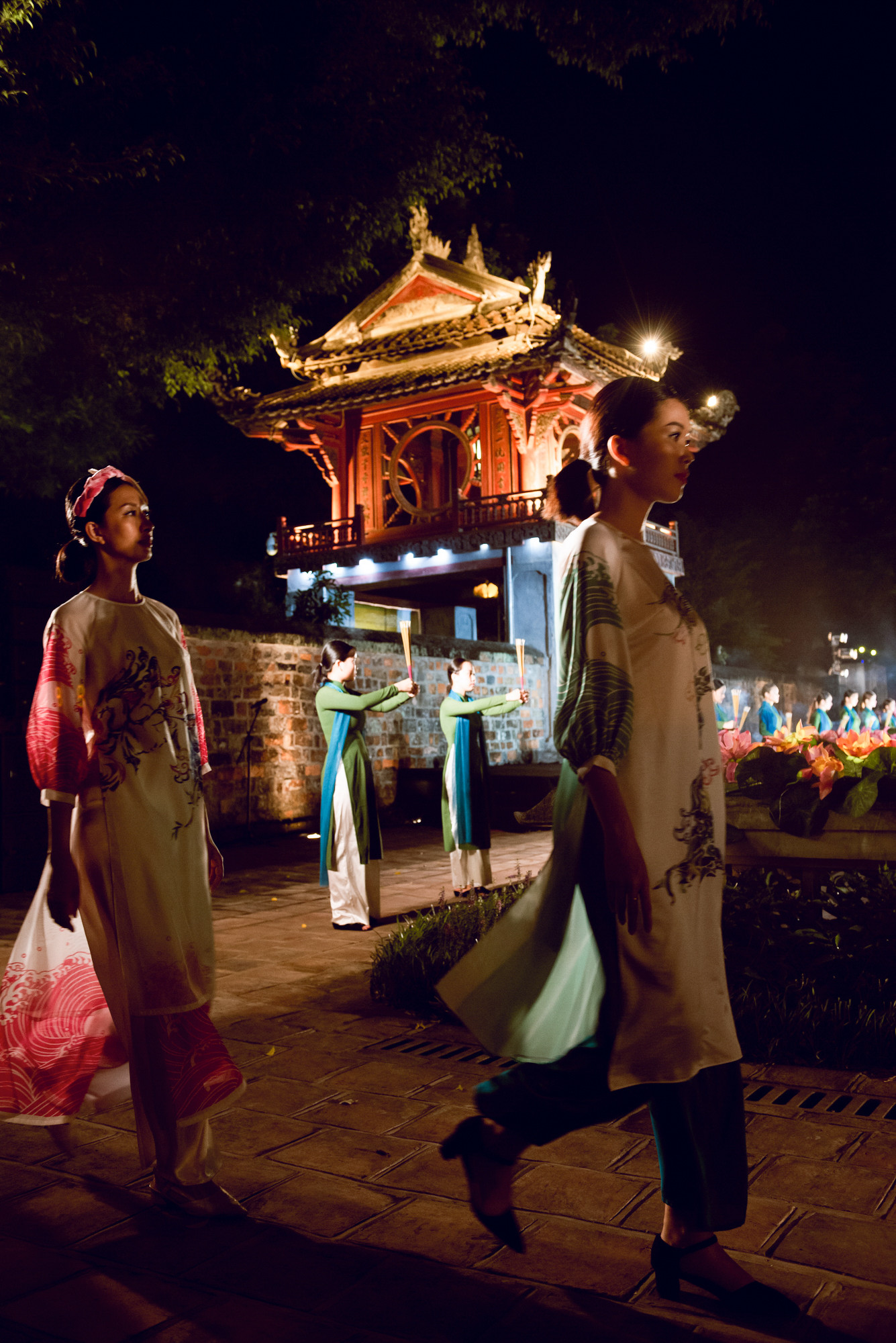 Lung linh áo dài trên nền di sản ảnh 3