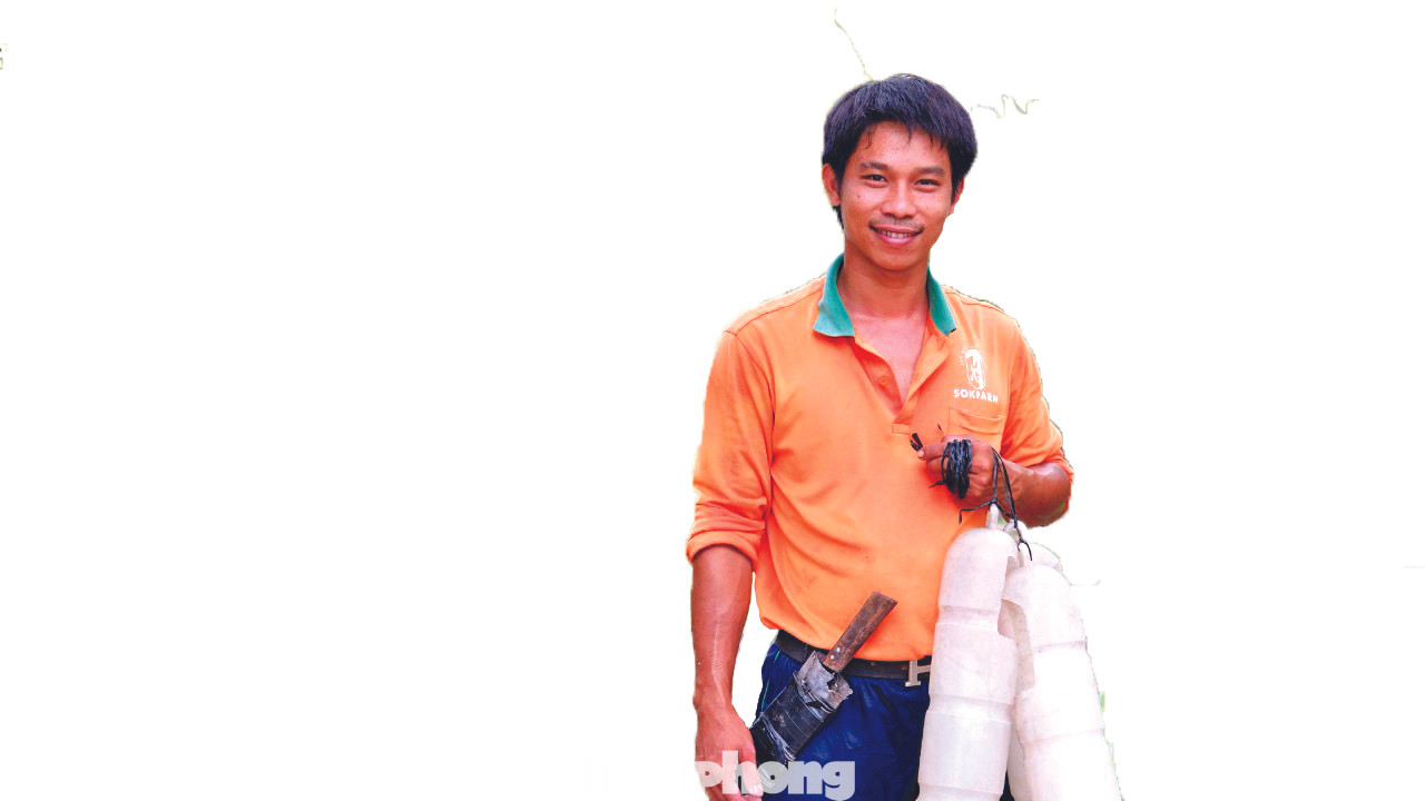 Bỏ phố về quê 'trèo dừa' lấy mật ảnh 1