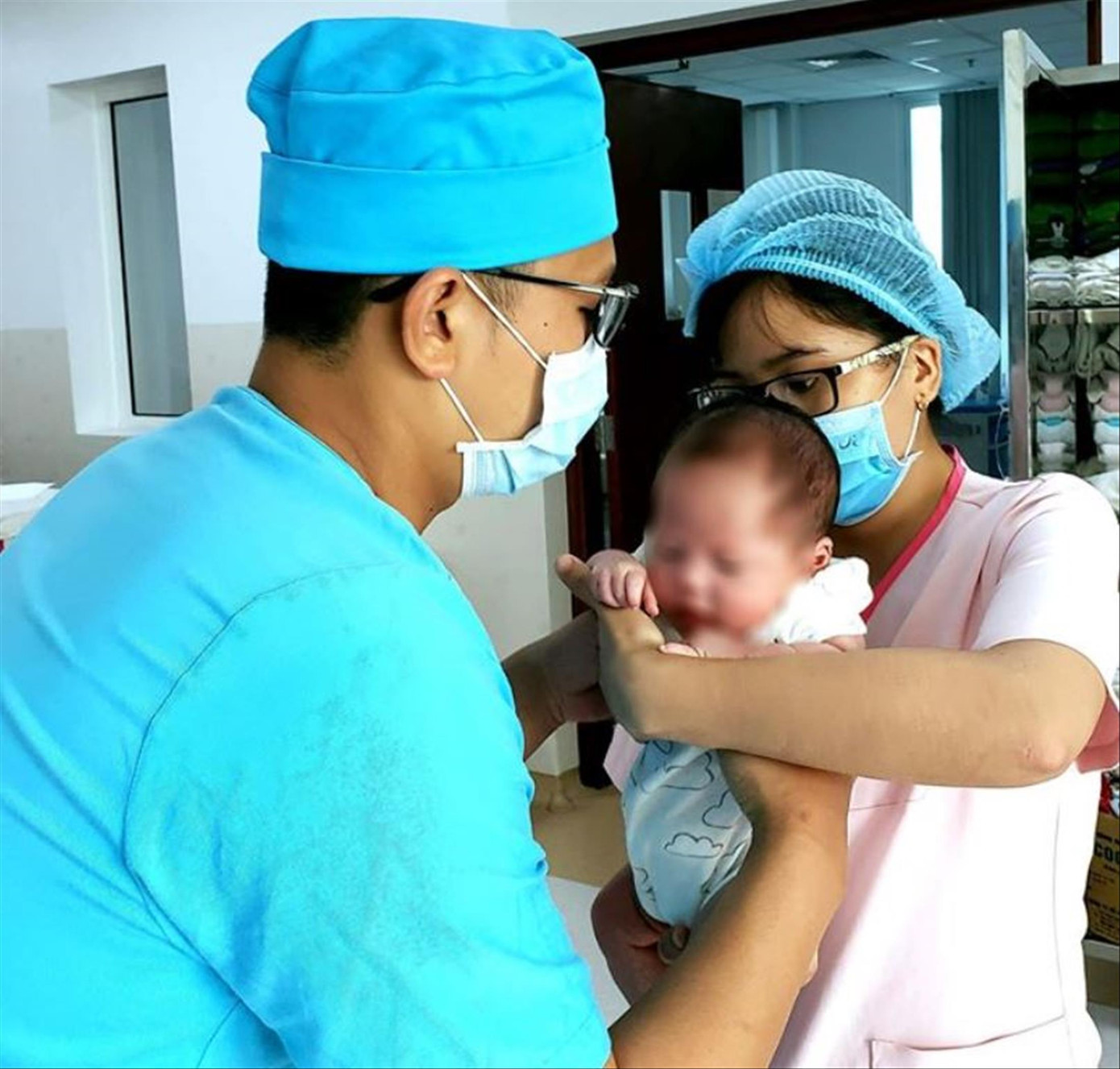 Những thiên thần bị bỏ rơi: Tên con là… Vô Danh ảnh 1