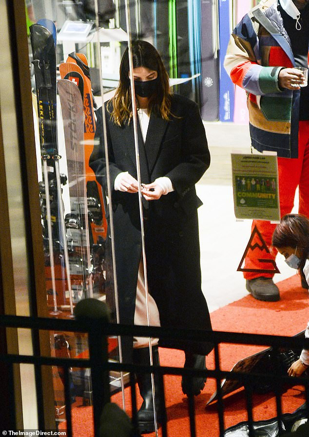 Kendall Jenner mặc ‘quên nội y’, mặc crop-top khoe eo thon bất chấp lạnh âm độ C ảnh 5