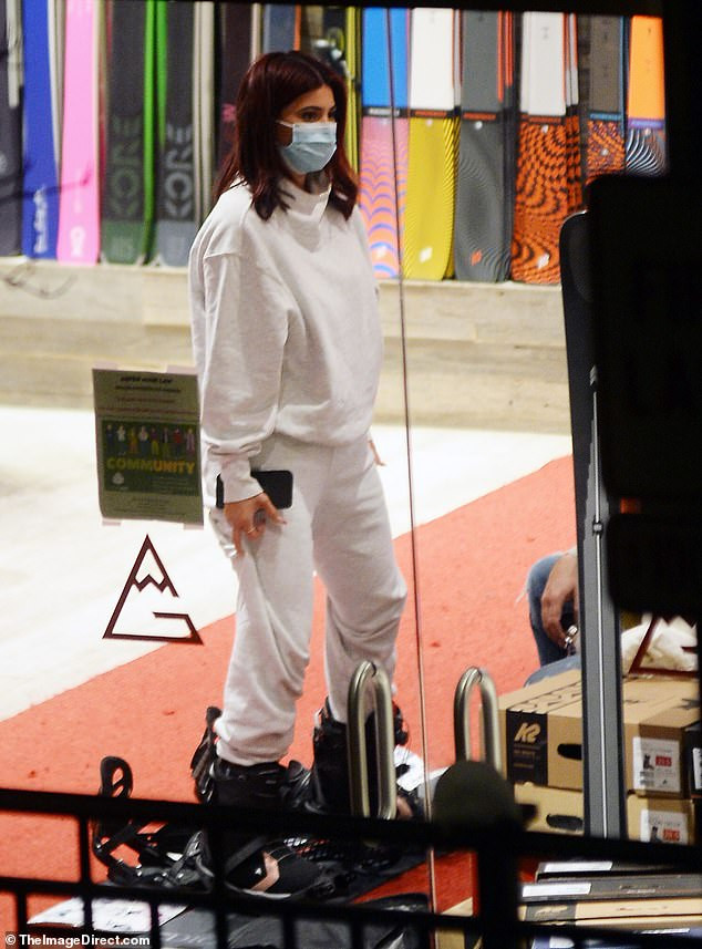 Kendall Jenner mặc ‘quên nội y’, mặc crop-top khoe eo thon bất chấp lạnh âm độ C ảnh 7