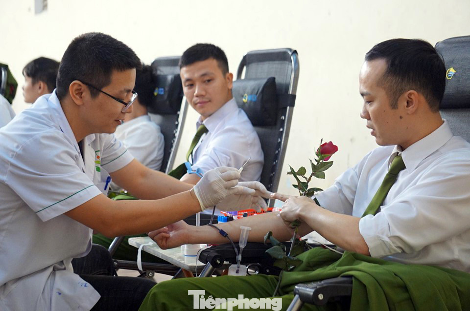 Dàn người đẹp cùng hàng nghìn học viên cảnh sát hiến máu cứu người ảnh 8