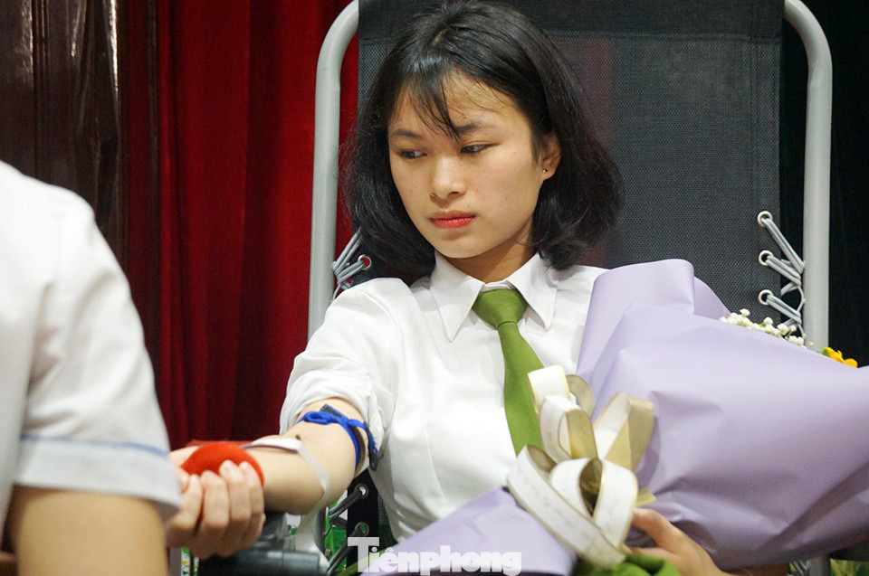 Dàn người đẹp cùng hàng nghìn học viên cảnh sát hiến máu cứu người ảnh 9