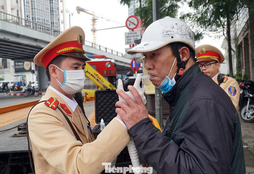 CSGT Hà Nội sát trùng máy đo nồng độ cồn, đeo khẩu trang khi xử lý vi phạm ảnh 6