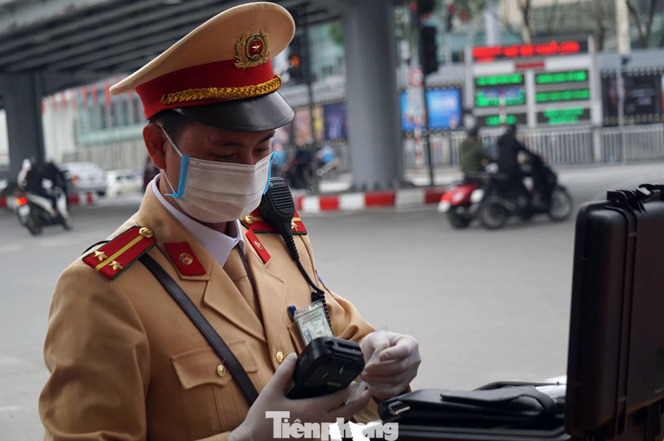 CSGT Hà Nội sát trùng máy đo nồng độ cồn, đeo khẩu trang khi xử lý vi phạm ảnh 10