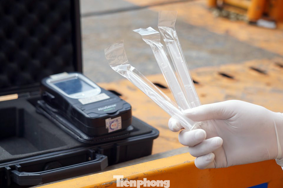 CSGT Hà Nội sát trùng máy đo nồng độ cồn, đeo khẩu trang khi xử lý vi phạm ảnh 3