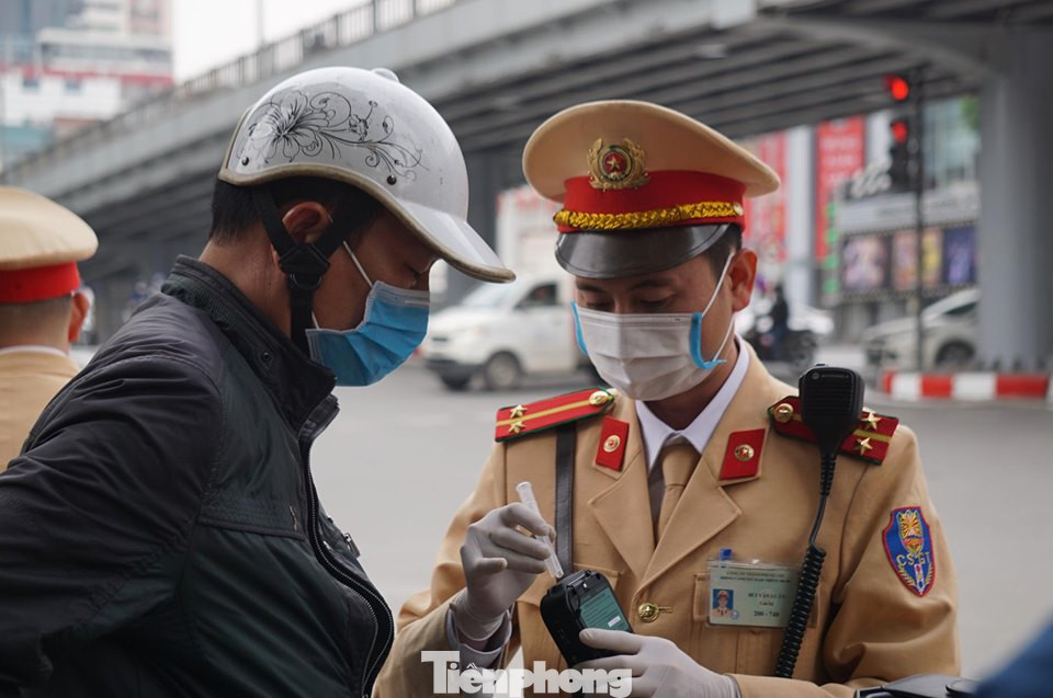 CSGT Hà Nội sát trùng máy đo nồng độ cồn, đeo khẩu trang khi xử lý vi phạm ảnh 5