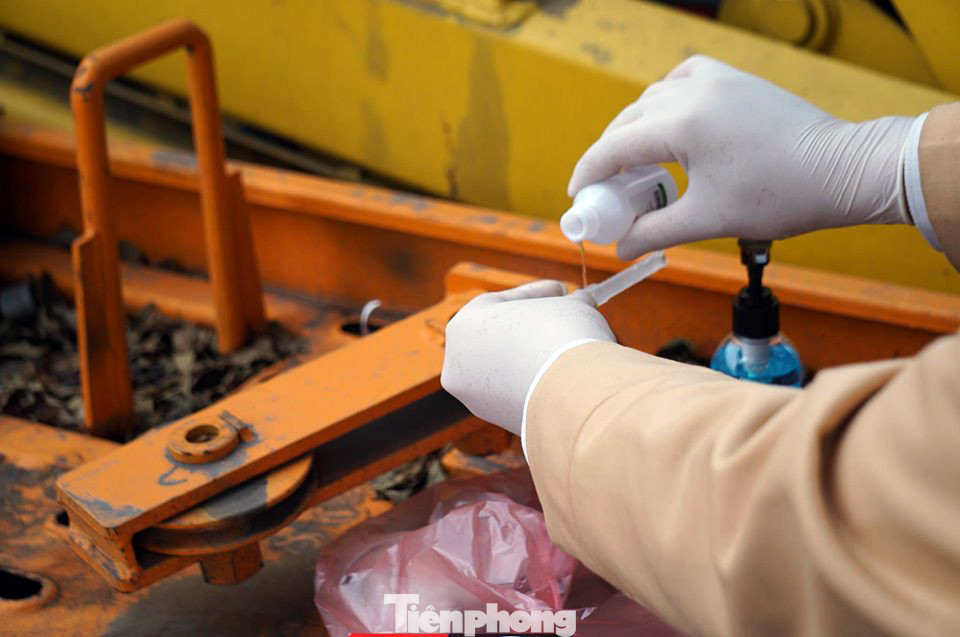CSGT Hà Nội sát trùng máy đo nồng độ cồn, đeo khẩu trang khi xử lý vi phạm ảnh 7