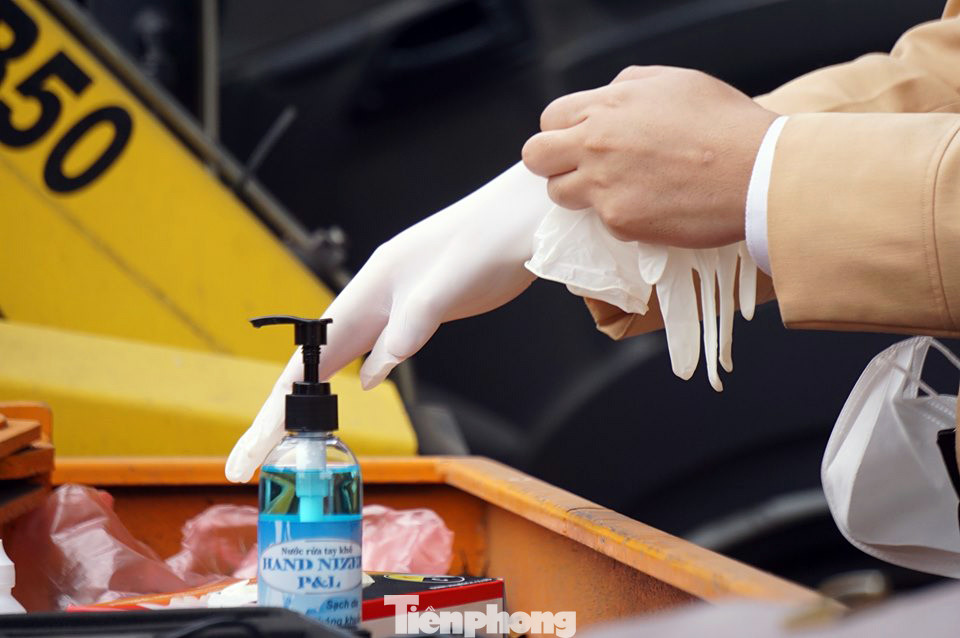 CSGT Hà Nội sát trùng máy đo nồng độ cồn, đeo khẩu trang khi xử lý vi phạm ảnh 2