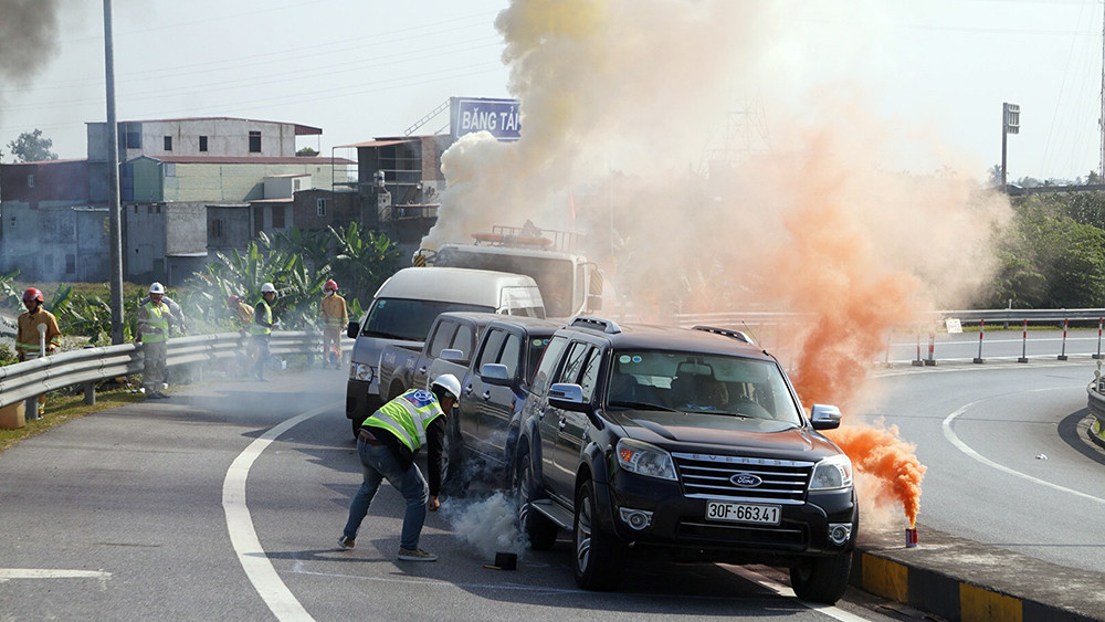 Diễn tập xử lý tai nạn liên hoàn trên cao tốc Hà Nội - Hải Phòng ảnh 3