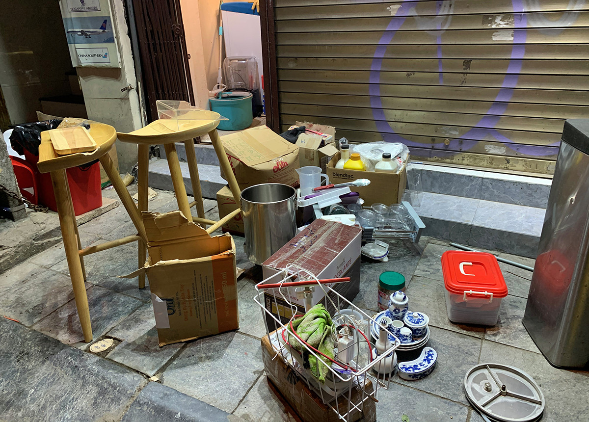 Nhiều người dọn dẹp cửa hàng lúc đêm khuya sau lệnh dừng cách ly ảnh 10