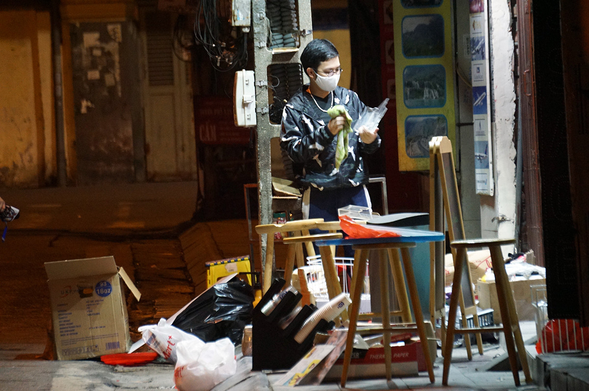 Nhiều người dọn dẹp cửa hàng lúc đêm khuya sau lệnh dừng cách ly ảnh 8