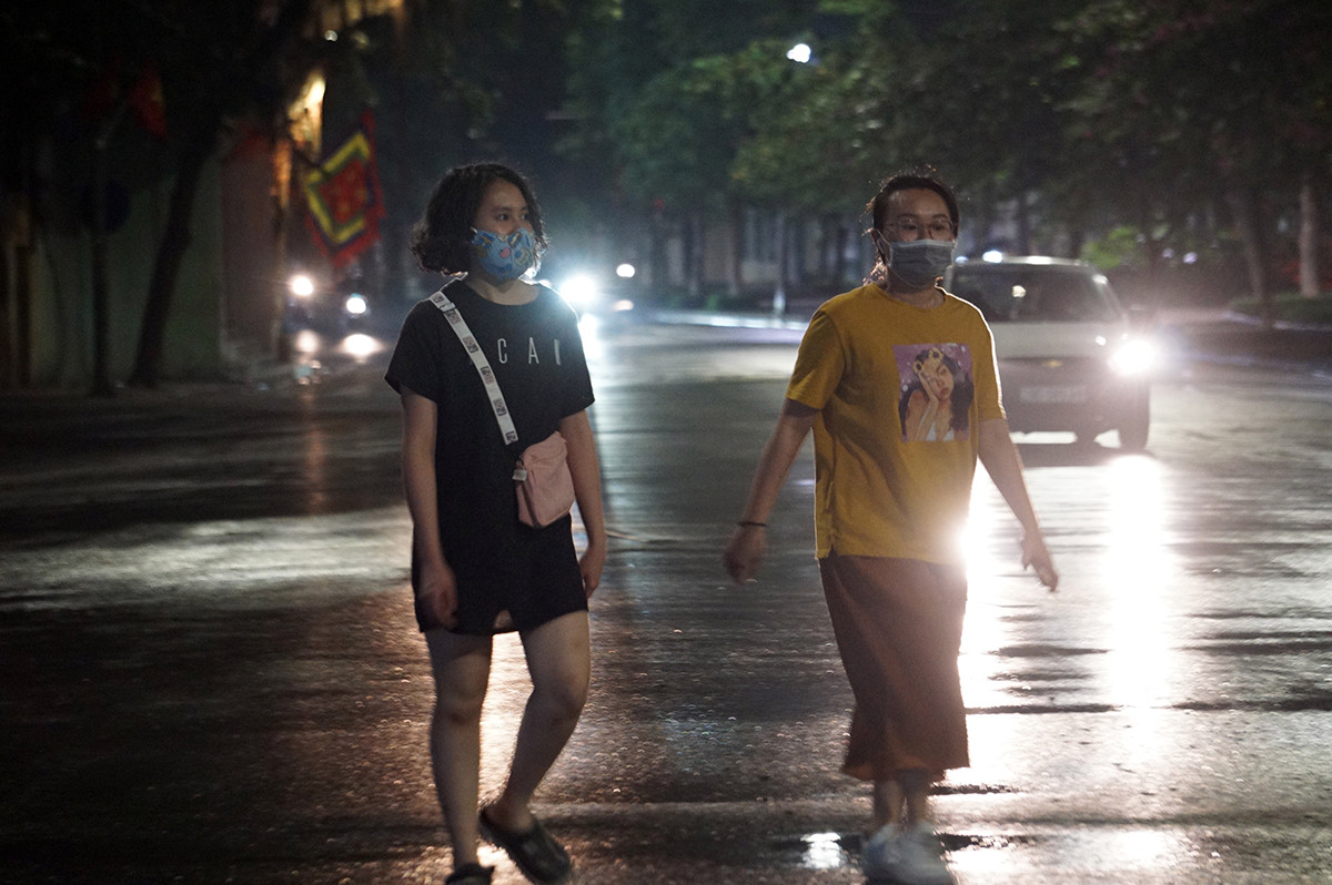 Nhiều người dọn dẹp cửa hàng lúc đêm khuya sau lệnh dừng cách ly ảnh 3