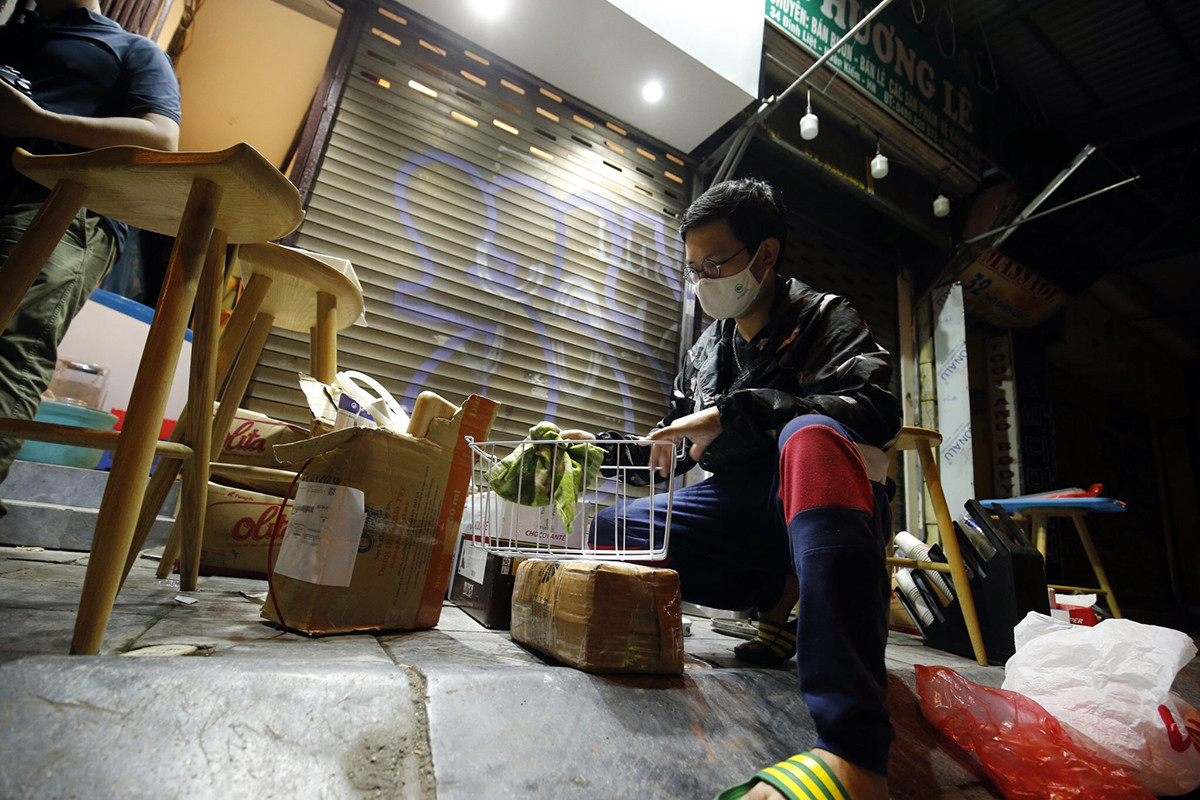 Nhiều người dọn dẹp cửa hàng lúc đêm khuya sau lệnh dừng cách ly ảnh 9