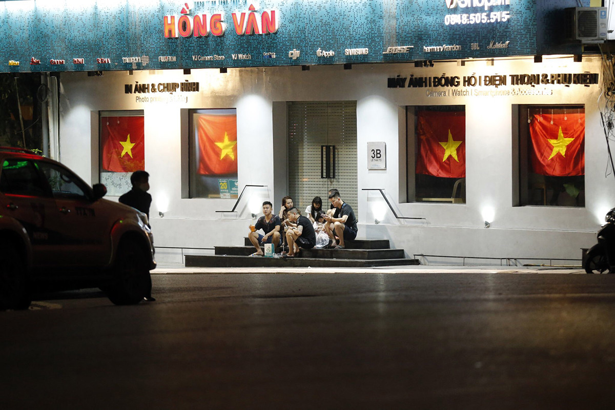 Nhiều người dọn dẹp cửa hàng lúc đêm khuya sau lệnh dừng cách ly ảnh 5