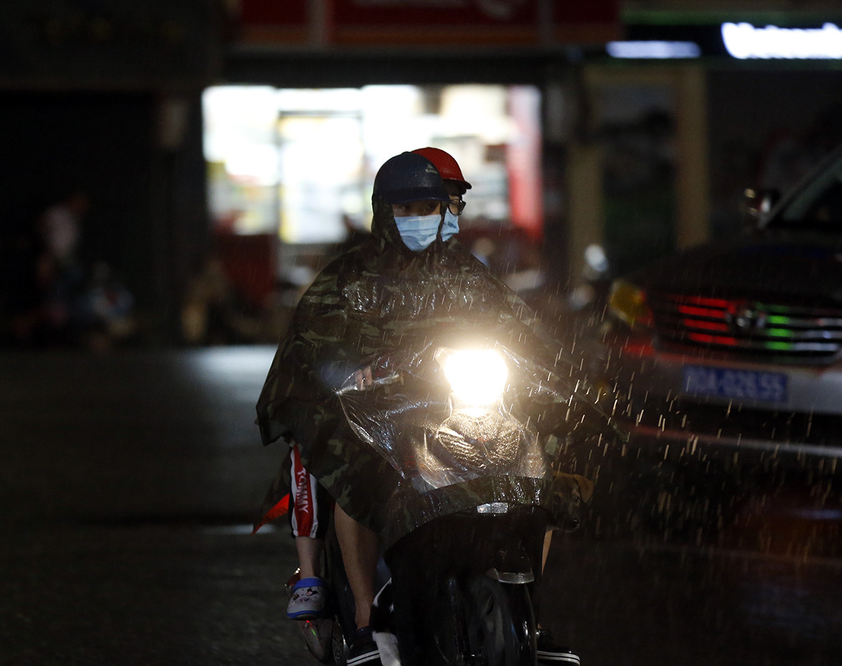 Nhiều người dọn dẹp cửa hàng lúc đêm khuya sau lệnh dừng cách ly ảnh 4