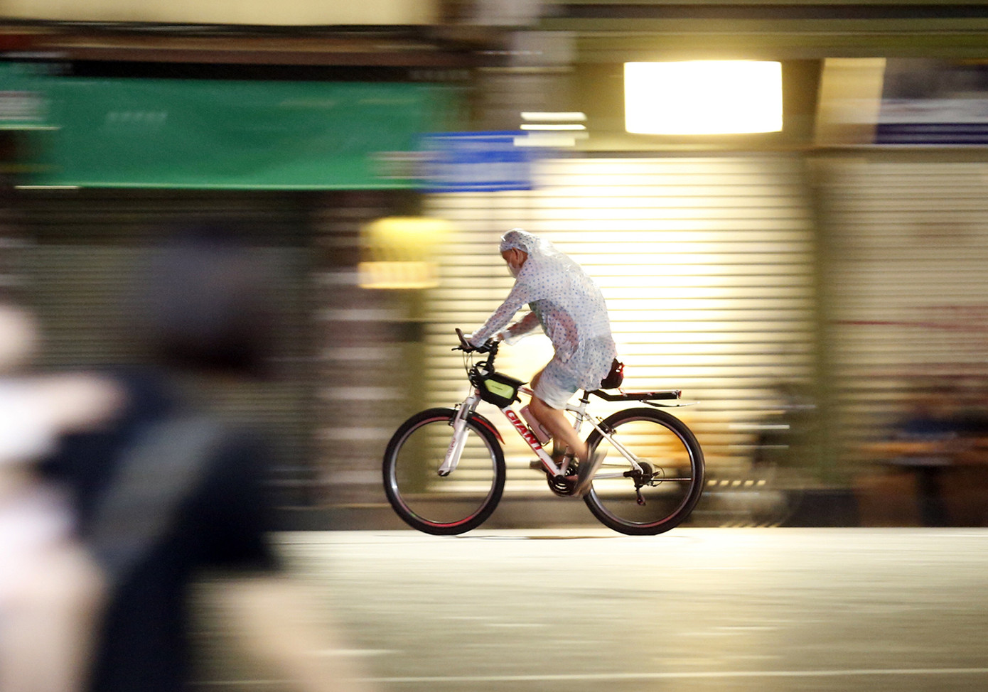 Nhiều người dọn dẹp cửa hàng lúc đêm khuya sau lệnh dừng cách ly ảnh 2