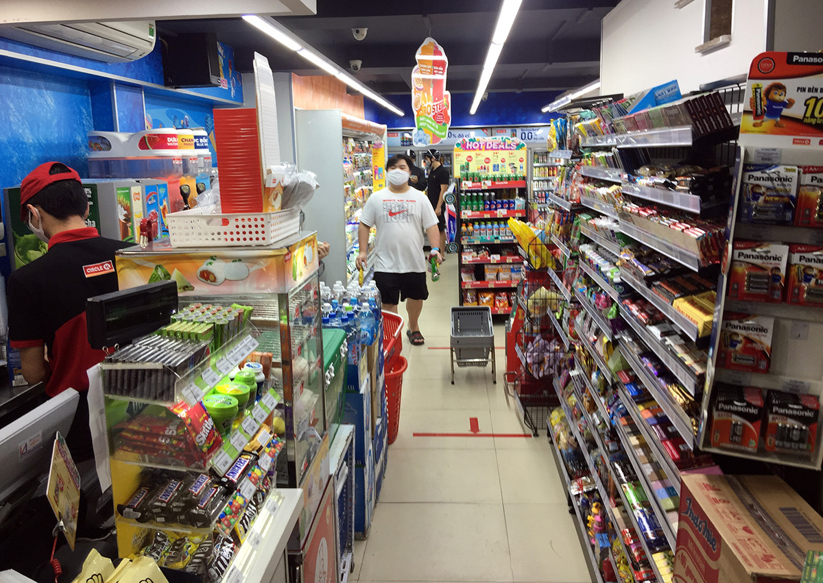 Nhiều người dọn dẹp cửa hàng lúc đêm khuya sau lệnh dừng cách ly ảnh 13