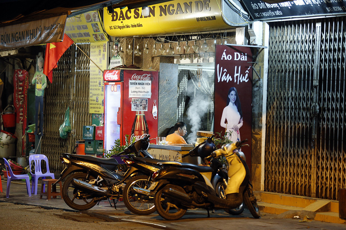 Nhiều người dọn dẹp cửa hàng lúc đêm khuya sau lệnh dừng cách ly ảnh 6