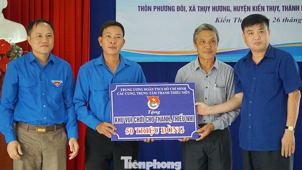 Chung tay làm sạch bãi biển Đồ Sơn, trao tặng khu vui chơi thiếu nhi ảnh 15