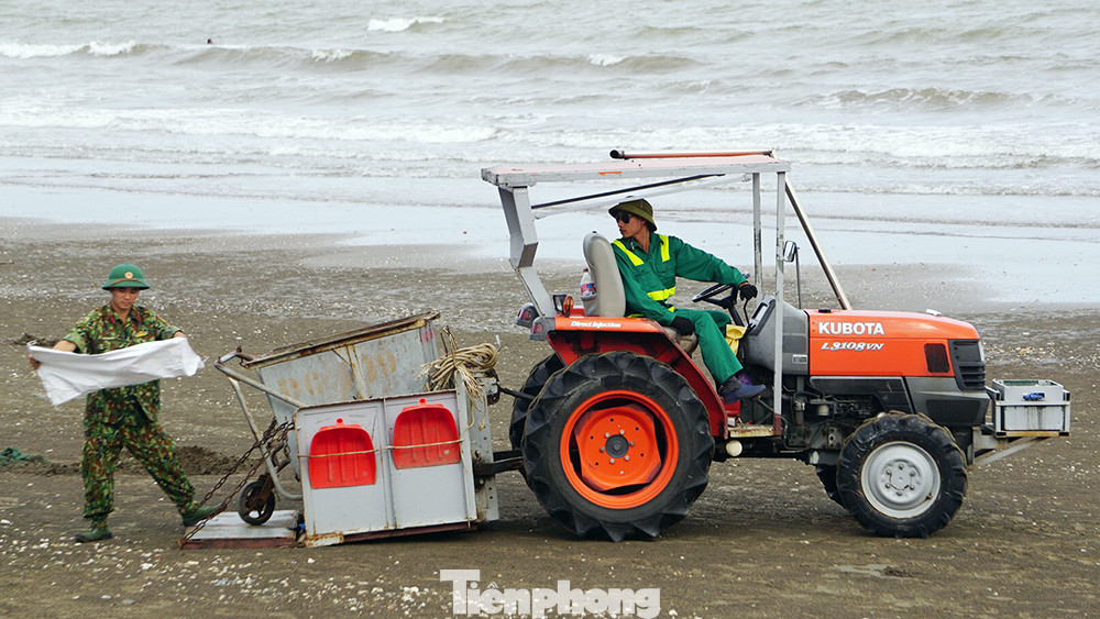 Chung tay làm sạch bãi biển Đồ Sơn, trao tặng khu vui chơi thiếu nhi ảnh 12