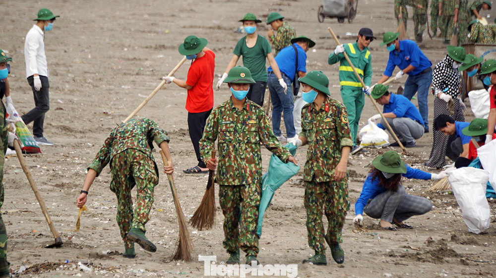 Chung tay làm sạch bãi biển Đồ Sơn, trao tặng khu vui chơi thiếu nhi ảnh 11