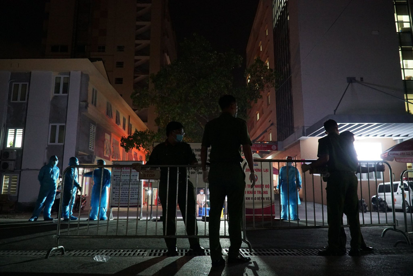 Có ca mắc COVID-19, bệnh viện E Hà Nội phong tỏa ra vào ngay trong đêm ảnh 16