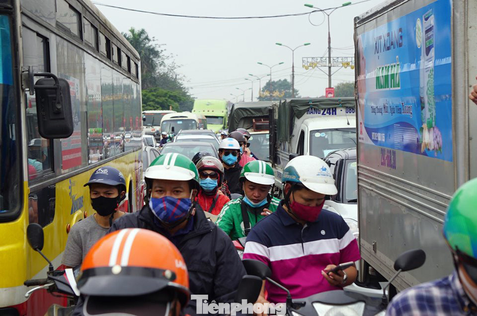 Người dân ùn ùn về quê ngày 30/4, nhiều tuyến phố Hà Nội tê liệt ảnh 7