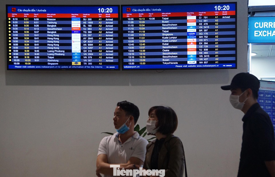 'Chôn chân' ở Nội Bài ngóng người thân trở về từ Hàn Quốc ảnh 5