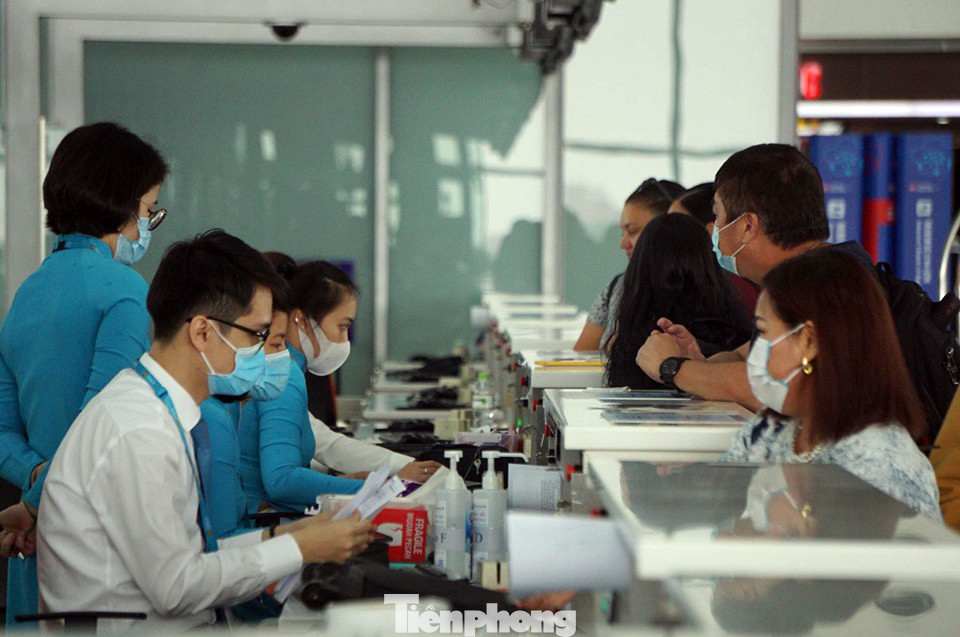 'Chôn chân' ở Nội Bài ngóng người thân trở về từ Hàn Quốc ảnh 11