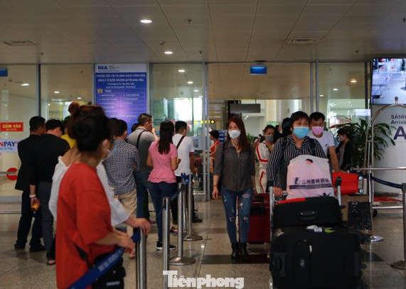 'Chôn chân' ở Nội Bài ngóng người thân trở về từ Hàn Quốc ảnh 7