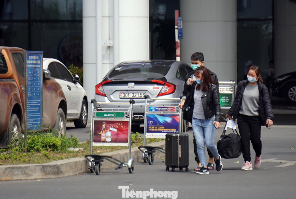 'Chôn chân' ở Nội Bài ngóng người thân trở về từ Hàn Quốc ảnh 12