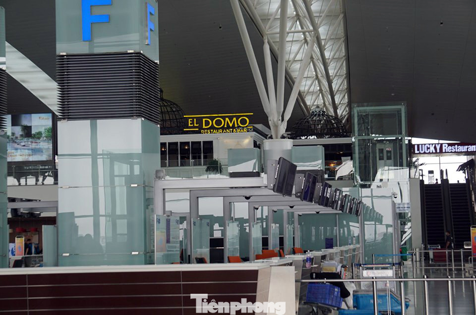 'Chôn chân' ở Nội Bài ngóng người thân trở về từ Hàn Quốc ảnh 10