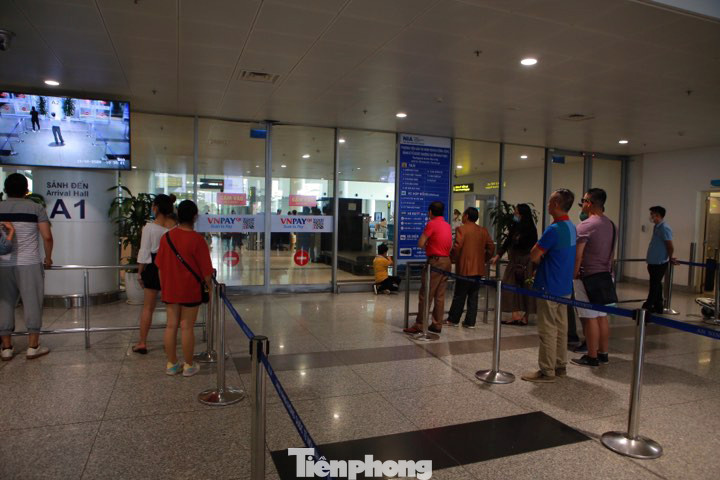 'Chôn chân' ở Nội Bài ngóng người thân trở về từ Hàn Quốc ảnh 8