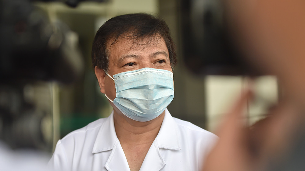 Nhiều ca mắc COVID-19 'đặc biệt' được điều trị khỏi xuất viện ảnh 9