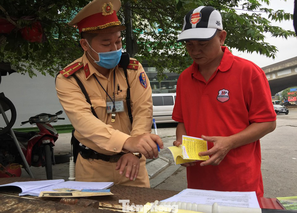 CSGT Hà Nội ra quân tổng kiểm soát, xử lý vi phạm giao thông ảnh 5