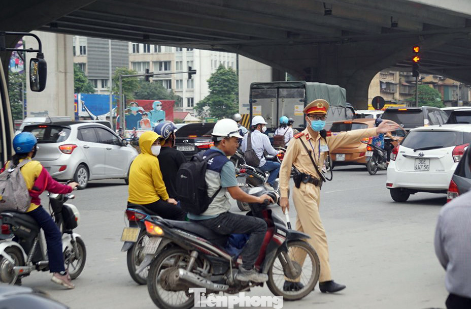 CSGT Hà Nội ra quân tổng kiểm soát, xử lý vi phạm giao thông ảnh 10