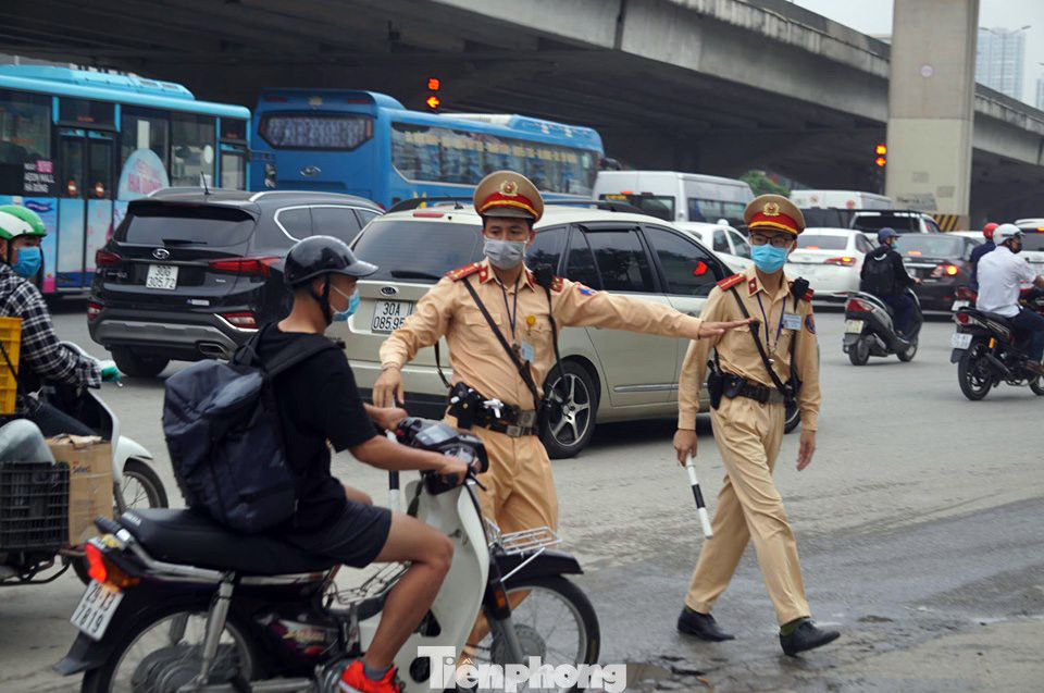 CSGT Hà Nội ra quân tổng kiểm soát, xử lý vi phạm giao thông ảnh 9
