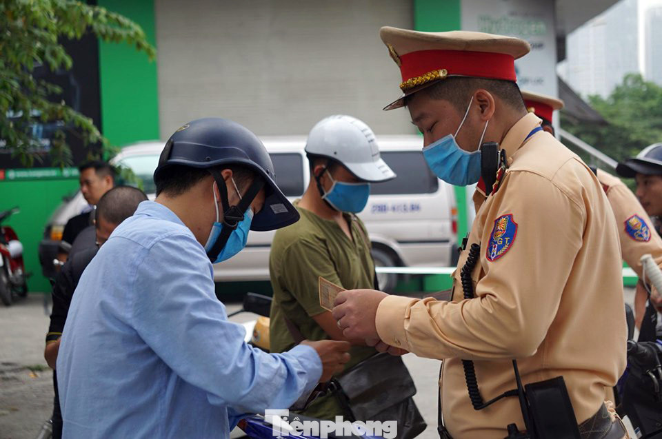 CSGT Hà Nội ra quân tổng kiểm soát, xử lý vi phạm giao thông ảnh 7