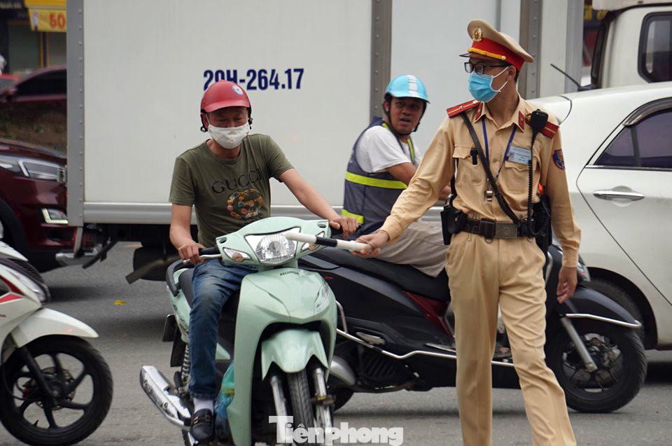 Cũng theo ghi nhận, trong buổi sáng, tổ tuần tra kiểm soát tại nút giao Nguyễn Xiển - Nguyễn Trãi đã dừng xe, nhắc nhở xử lý nhiều trường hợp vi phạm. Trong đó, anh Đỗ Văn Vụ (SN 1995, quê tỉnh Ninh Bình) chở quá số người quy định. Sau khi được tuyên truyền về kế hoạch tổng kiểm soát, cảnh sát báo lỗi chở quá người quy định và lập biên bản vi phạm hành chính. Trong buổi ra quân, tổ công tác cũng xử lý nhiều trường hợp không đội mũ đúng quy cách. Theo đó, nam tài xế Võ Văn Cường (SN 1987, quê tỉnh Nghệ An) vi phạm lỗi không cài quai đúng quy cách khi điều khiển xe tham gia giao thông và bị cảnh sát phạt 250.000 đồng. Nhiều người đi làm buổi sáng bất ngờ bị cảnh sát dừng xe, nhắc nhở, xử lý trong ngày đầu ra quân tổng kiểm soát. CSGT Hà Nội ra quân tổng kiểm soát, xử lý vi phạm giao thông ảnh 6
