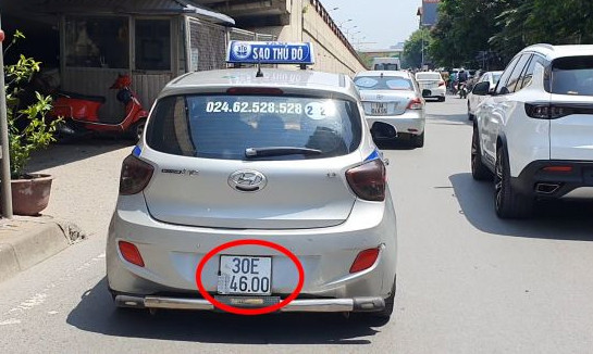 Phạt nhiều tài xế che biển số né cảnh sát trước cổng viện Bạch Mai ảnh 2